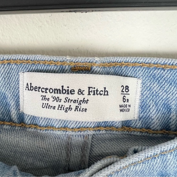 Abercrombie & Fitch Ultra High Rise 90s Straight Jean Distressed Size 28 / 6 - Picture 4 of 6
